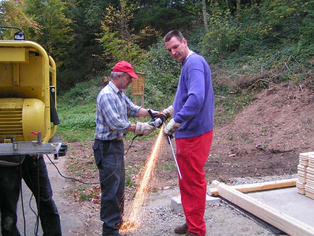 Bau einer Schutzh�tte bei der Loipe