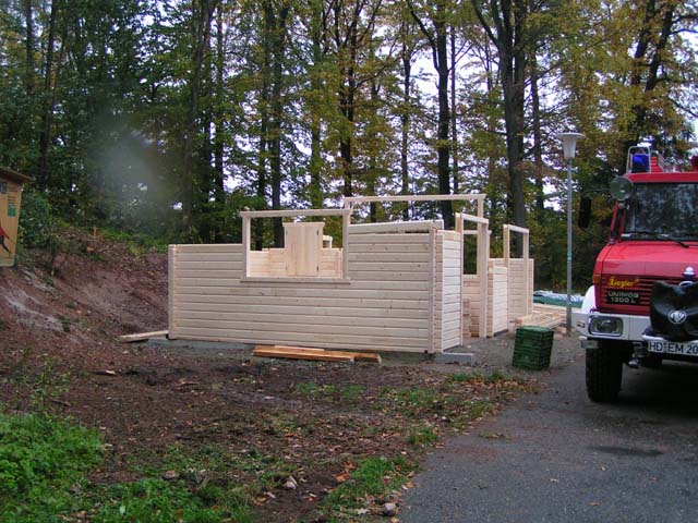 Bau einer Schutzh�tte bei der Loipe