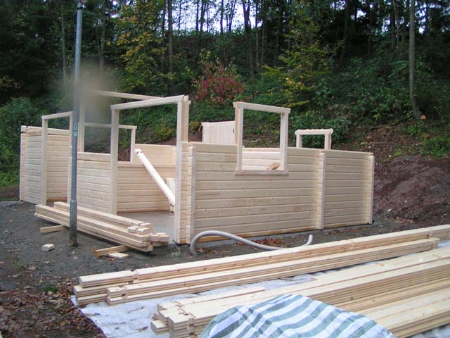 Bau einer Schutzh�tte bei der Loipe