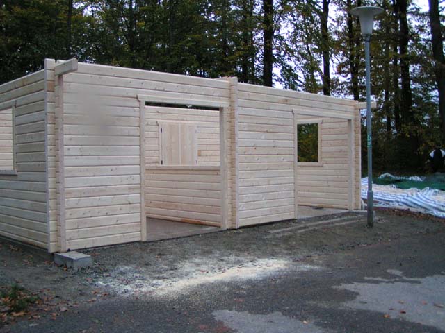 Bau einer Schutzh�tte bei der Loipe