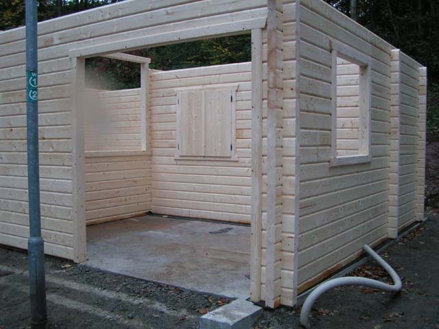 Bau einer Schutzh�tte bei der Loipe