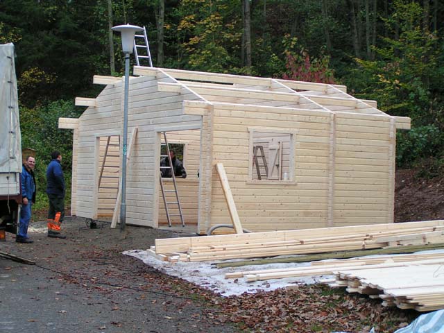 Bau einer Schutzh�tte bei der Loipe