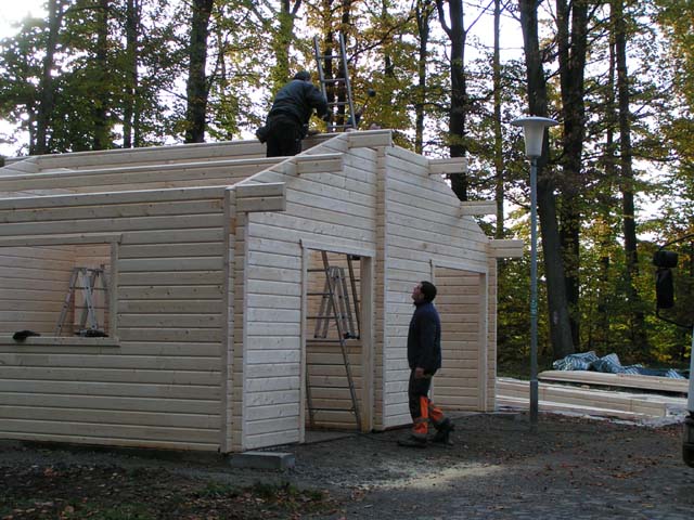 Bau einer Schutzh�tte bei der Loipe