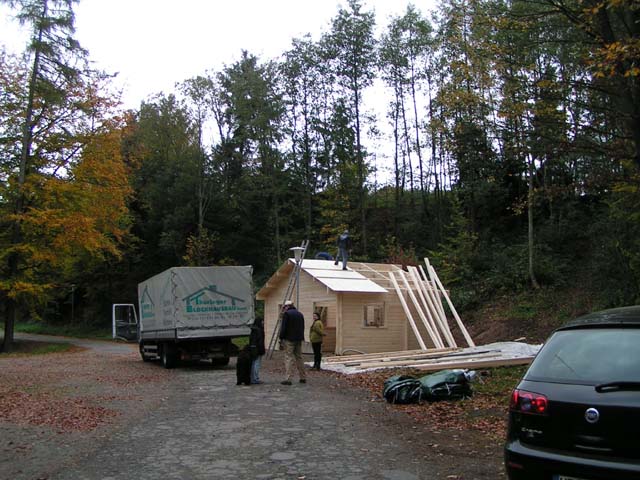 Bau einer Schutzh�tte bei der Loipe