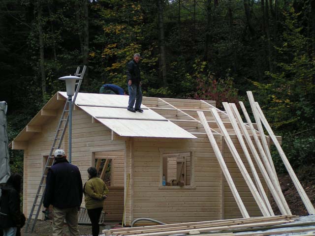 Bau einer Schutzh�tte bei der Loipe