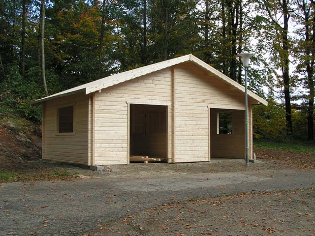 Bau einer Schutzh�tte bei der Loipe