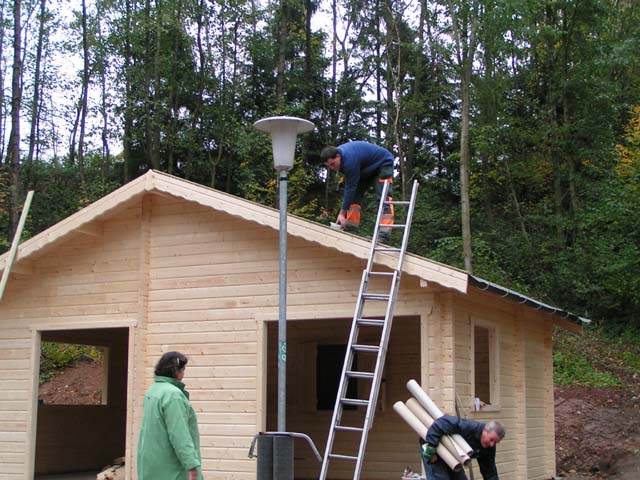 Bau einer Schutzh�tte bei der Loipe