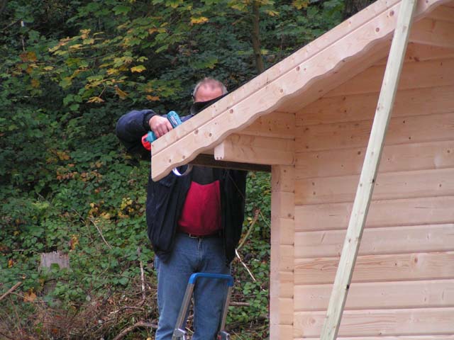 Bau einer Schutzh�tte bei der Loipe