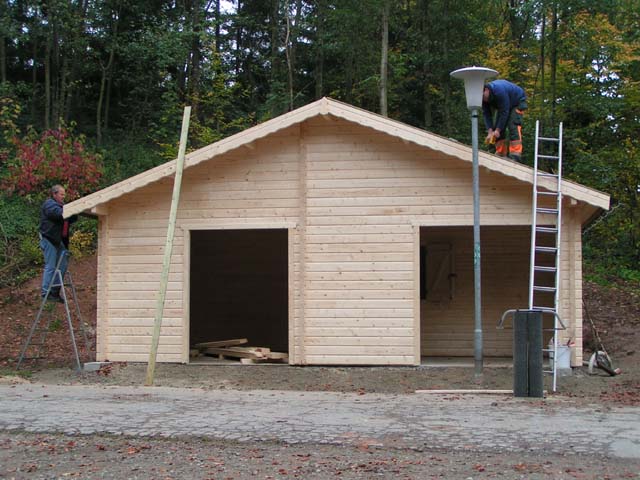 Bau einer Schutzh�tte bei der Loipe