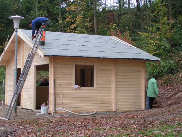 Bau einer Schutzh�tte bei der Loipe