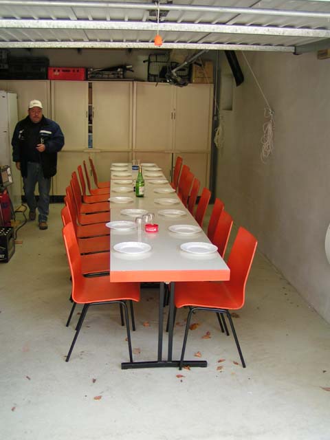 Bau einer Schutzh�tte bei der Loipe