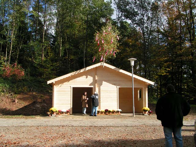 Bau einer Schutzh�tte bei der Loipe