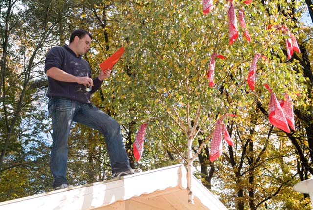 Bau einer Schutzh�tte bei der Loipe