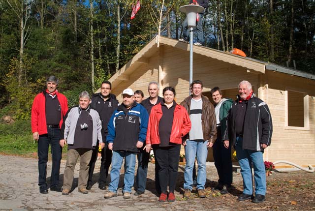 Bau einer Schutzh�tte bei der Loipe