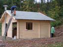 Bau einer Schutzhütte bei der Loipe